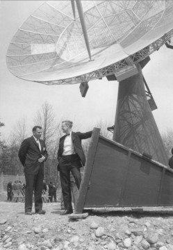 [photo of Ewen and Purcell with horn and 60ft antennas]