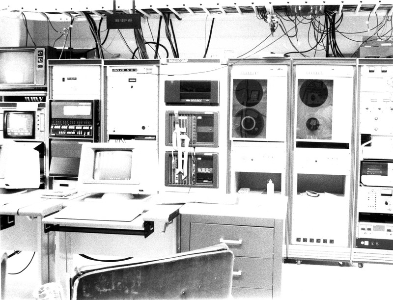 http://jump2.nrao.edu/dbtw-wpd/textbase/Imagefiles/300ft-control-room-computers-aug1987-DwayneSchiebelFamily.jpg