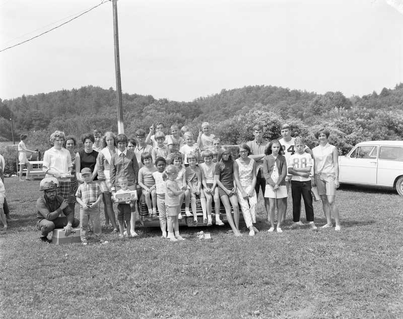 GB69-06052-GB-Picnic-children.jpg