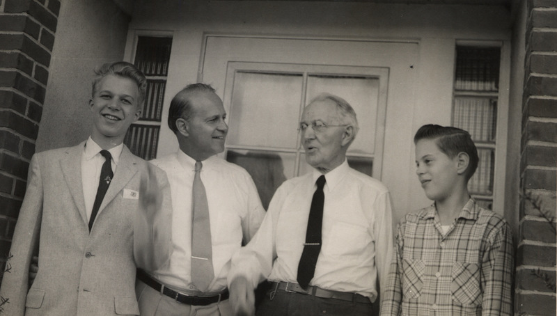 http://jump2.nrao.edu/dbtw-wpd/Textbase/Imagefiles/kraus_family-1957-1.jpg