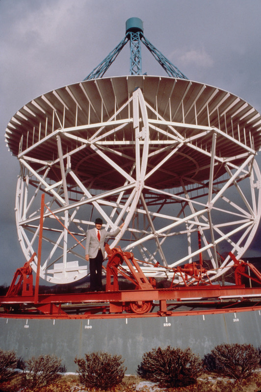 http://jump2.nrao.edu/dbtw-wpd/Textbase/Imagefiles/Reber_at_Telescope_GB_1988.jpg