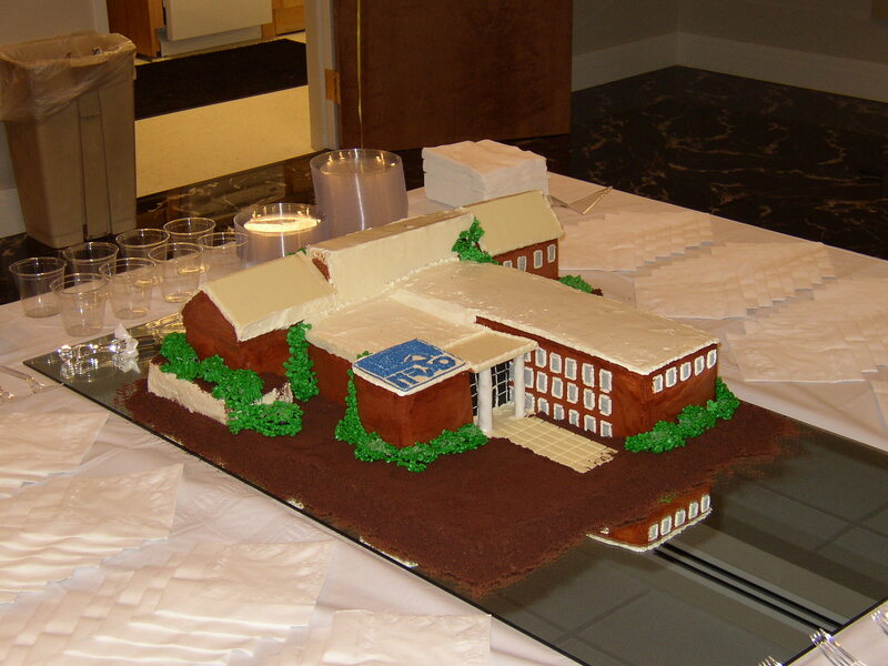 2005-05-25_TGIO_Cake_02.JPG