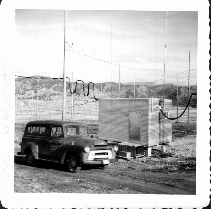 1965-Fall-10-MHz-T-array-trailer-and-Travelall.jpg