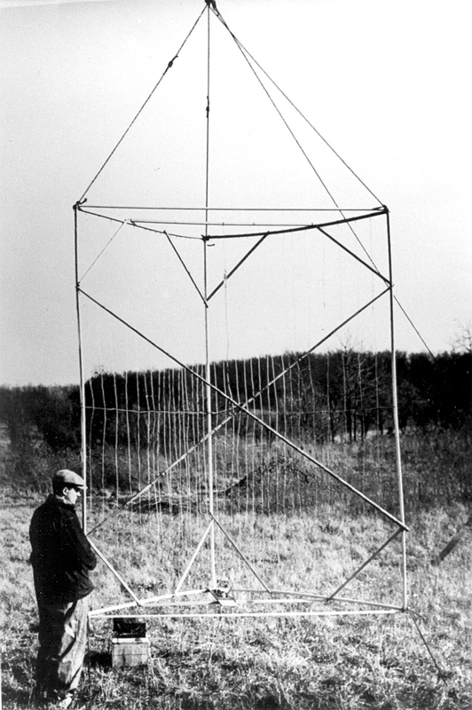 http://jump2.nrao.edu/dbtw-wpd/Textbase/Imagefiles/kraus_corner-reflector.jpg