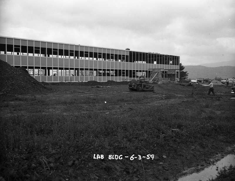 https://omeka.nrao.edu/plugins/Dropbox/files/Greenbank_Site_Construction_159.jpg