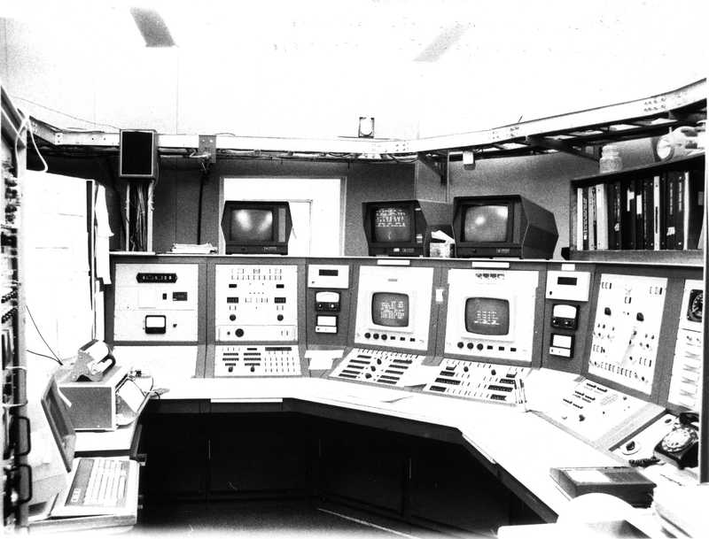 http://jump2.nrao.edu/dbtw-wpd/textbase/Imagefiles/140ft-console-aug1987-DwayneSchiebelFamily.jpg