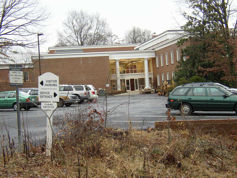 2004-12-10_Main_Entrance_lot_1.JPG