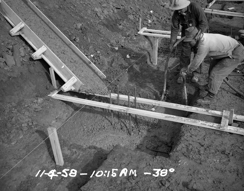 https://omeka.nrao.edu/plugins/Dropbox/files/Greenbank_Site_Construction_23.jpg