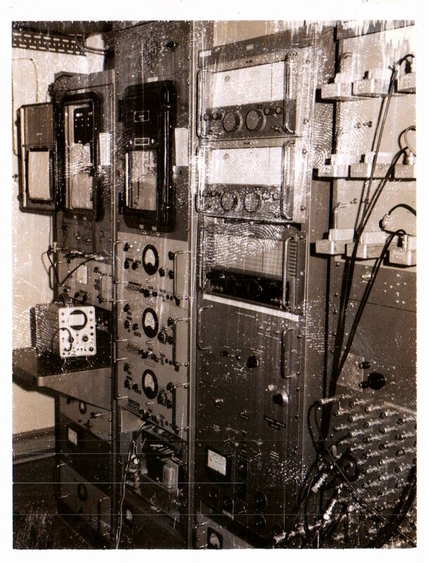 19651000-DRAO-10-MHz-T-array-receivers-and-beam-outputs-in-trailer.jpg