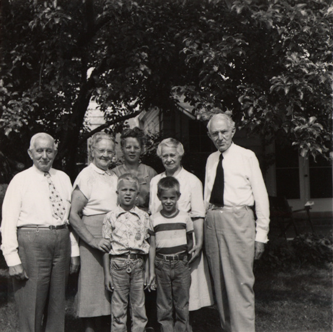 http://jump2.nrao.edu/dbtw-wpd/Textbase/Imagefiles/kraus_family-1951.jpg