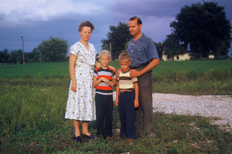 http://jump2.nrao.edu/dbtw-wpd/Textbase/Imagefiles/kraus_family-1949-2.jpg