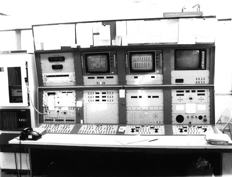 http://jump2.nrao.edu/dbtw-wpd/textbase/Imagefiles/Interferometer-console-aug1987-DwayneSchiebelFamily.jpg