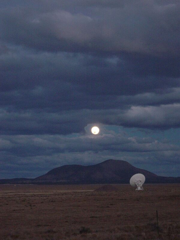 https://www.nrao.edu/archives/plugins/Dropbox/files/vla_full_moon_hi.jpg