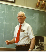 Grote Reber lecturing at Ohio State University, 1988