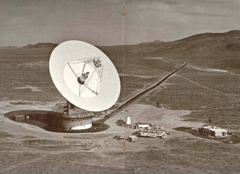 [Goldstone 210 ft DSN antenna]