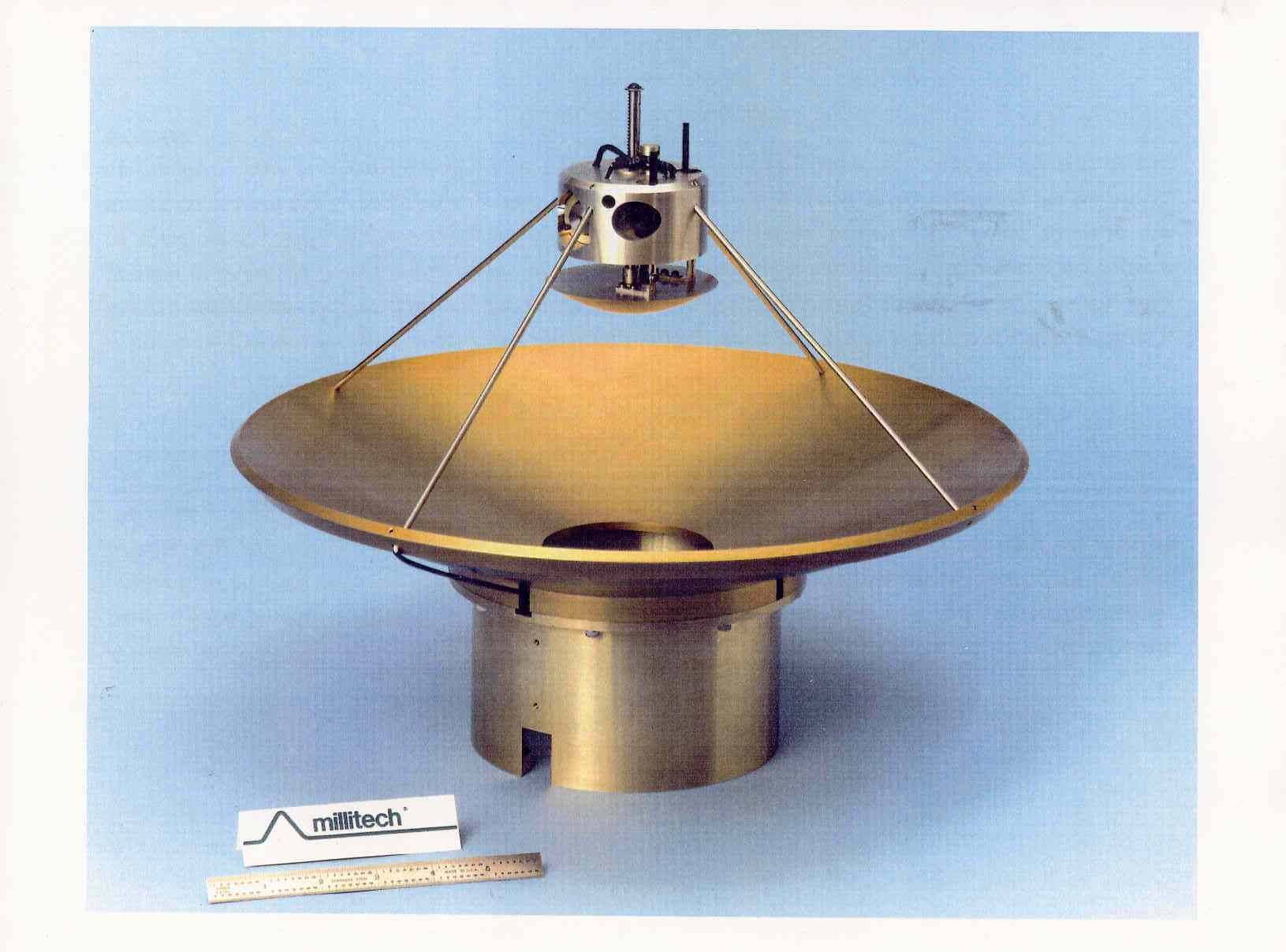 [Cassegrain antenna with motor-driven subreflector]