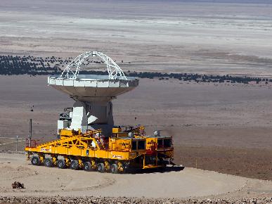 Antenna transported to ALMA high site
